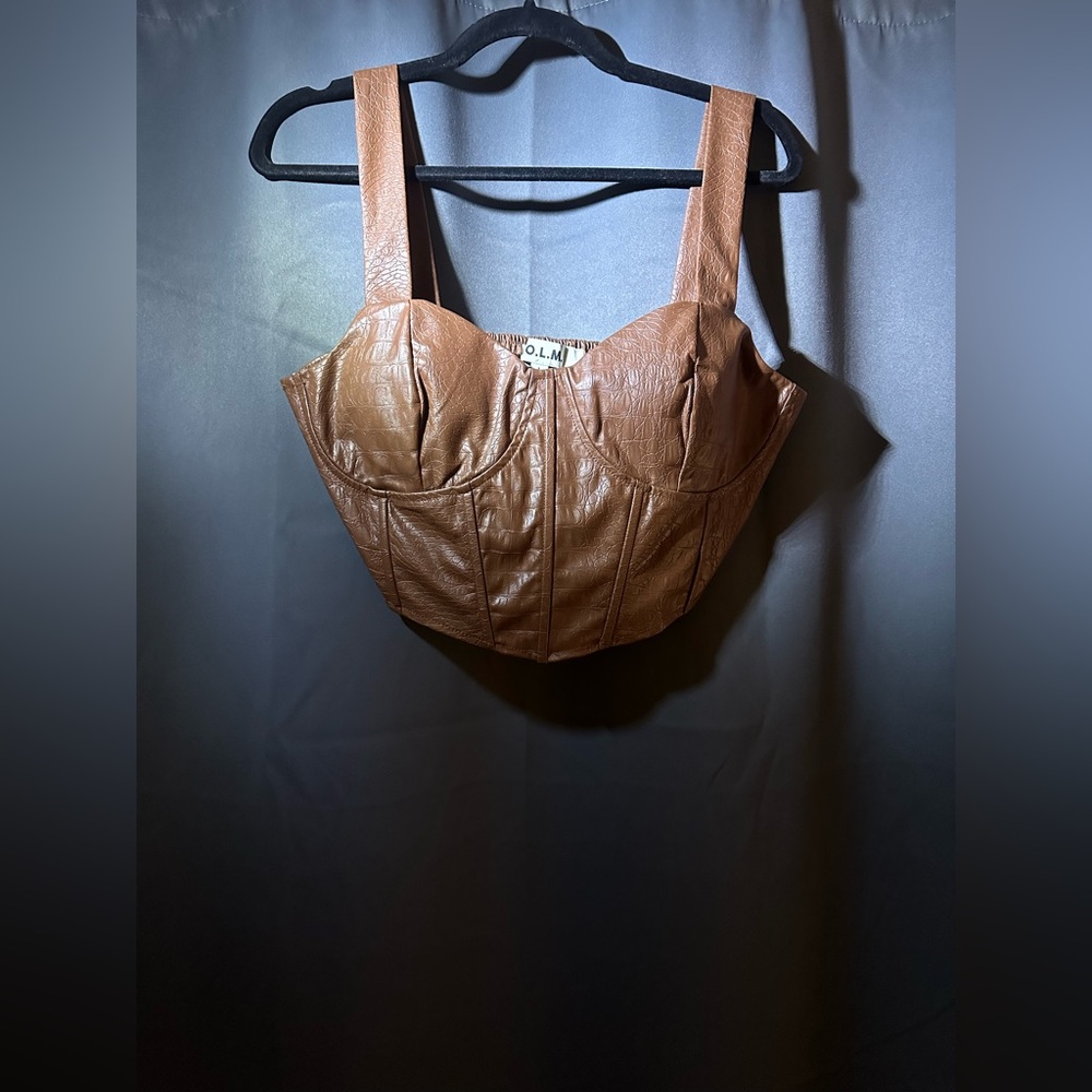 Crop PU leather top.